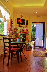 a dining room with a table and chairs in a room at Villa Hirschen in Zafferana Etnea