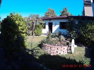 una casa con un patio con una cama de flores de ladrillo en Mikulas Guest House, en Liptovský Mikuláš