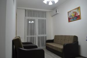 Khu vực ghế ngồi tại batumi apartment 303