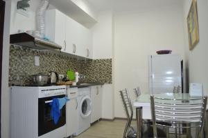 Una cocina o kitchenette en batumi apartment 303