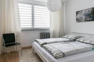 מיטה או מיטות בחדר ב-Zielona Herbowa