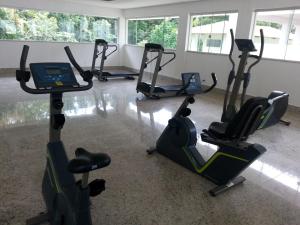 a group of exercise bikes in a gym at Apartamento L'Acqua in Caldas Novas