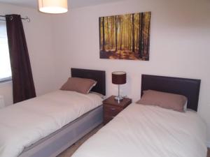 Llit o llits en una habitació de Clydebank Apartment