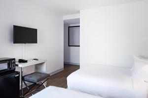 TV a/nebo společenská místnost v ubytování The Gatsby Hotel + 35 fotografií