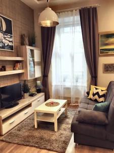 ブダペストにあるChic & New Apartment in the heart of Budapestのリビングルーム(ソファ、コーヒーテーブル付)