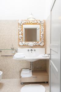W łazience znajduje się umywalka i lustro. w obiekcie Casavaliversi Appartamenti w mieście Sesto Fiorentino