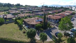 una vista in alto di un quartiere residenziale con case di Villa San Nicola B&B a Follonica