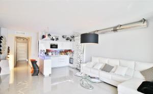Telewizja i/lub zestaw kina domowego w obiekcie Atico Puerto Banus, Marbella