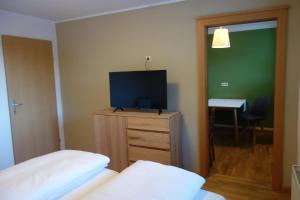 トレーポラッハにあるApartment Steinkellnerのベッドルーム(ベッド1台、テレビ、デスク付)