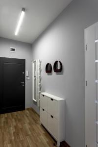 Pokój z białą komodą i czarnymi drzwiami w obiekcie Apartamenty Centrum Częstochowa Stara Kamienica w mieście Częstochowa