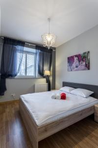 1 dormitorio con 1 cama con 2 toallas en Apartamenty Centrum Częstochowa Stara Kamienica en Częstochowa
