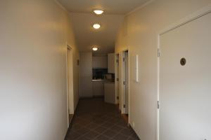 un pasillo con un pasillo que conduce a una cocina en Bratland Camping, en Bergen