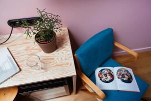 een tafel met twee blauwe stoelen en een tafel met een plant bij Pokrovka 6 Hotel in Moskou