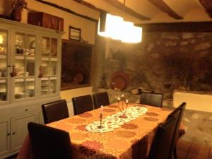 Un restaurante o sitio para comer en Casa Francisco Teruel