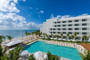 een luchtzicht op het resort met een zwembad en de oceaan bij Izla Beach Front Hotel in Isla Mujeres