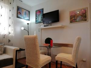 Televisyen dan/atau pusat hiburan di Apartment White Lily of Budva