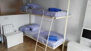 Ein Etagenbett oder Etagenbetten in einem Zimmer der Unterkunft Maribel Ski