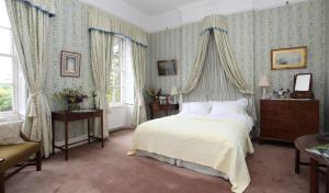 ダウンパトリックにあるBallydugan Country Houseのベッドルーム1室(青い壁紙のベッド1台付)