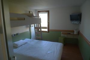 Postel nebo postele na pokoji v ubytování ibis budget Narbonne Sud A9/A61