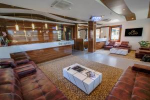 un soggiorno con divani e un tavolo di New Hotel a Sarajevo