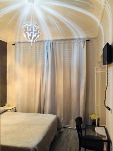 ローマにあるRichbabyのベッドルーム1室(ベッド1台、シャンデリア付)