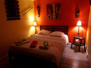 um quarto com uma cama com duas toalhas em Chez Patricia & Denis em Flassans-sur-Issole