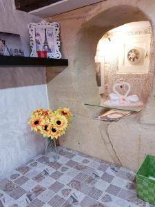 a vase of sunflowers in a room with a wall at Appartement au coeur du Paris. in Paris