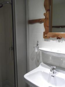 Phòng tắm tại Hôtel Les Mottets
