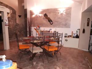comedor con mesa de cristal y sillas en Chez Patricia & Denis, en Flassans-sur-Issole