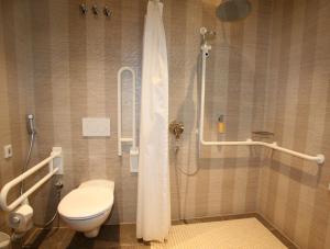 Ein Badezimmer in der Unterkunft Hotel Marschall Duroc