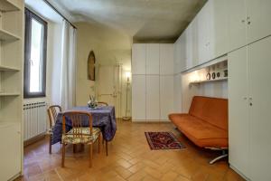 フィレンツェにあるPiazza San Remigioのリビングルーム(テーブル、ソファ付)