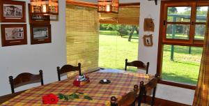 Habitación con mesa en habitación con ventana en Chawasi Cabañas en Campo Quijano
