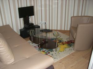 een woonkamer met een bank en een tafel en stoelen bij Villa Moeller in Treuenbrietzen