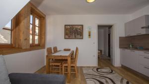 eine Küche und ein Esszimmer mit einem Tisch und Stühlen in der Unterkunft Flo & Co in Weissenkirchen in der Wachau