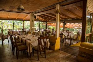 Un restaurant u otro lugar para comer en Hotel Las Farolas