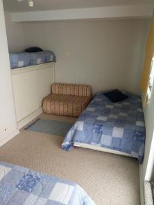 1 dormitorio pequeño con 1 cama y 1 sofá en San Alfonso del Mar Vela Proa, en Algarrobo