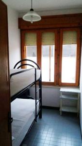 トッレ・デル・オルソにあるAppartamento indipendente al 1 pianoのベッドルーム1室(二段ベッド2台、窓付)が備わります。