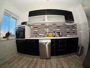 una cucina con lavandino e piano cottura di Apartment Sandra a Dubrovnik