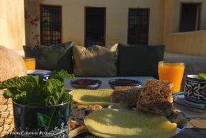 una mesa con un plato de comida en una mesa en Dar Gnaoua, en Fez