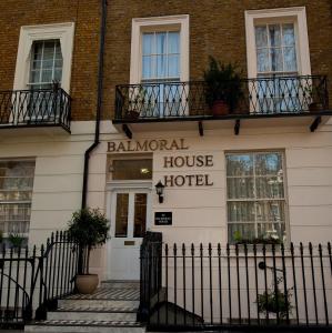 فندق بالمورال هاوس  في لندن: مبنى عليه لافته للفندق