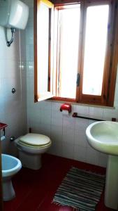 トッレ・デル・オルソにあるAppartamento indipendente al 1 pianoのバスルーム(トイレ、洗面台付)