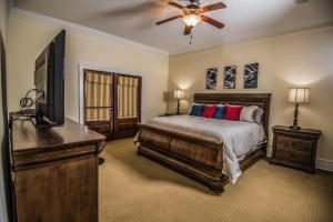 um quarto com uma cama e uma televisão de ecrã plano em Magnolia Creek Lodge em Cottonwood