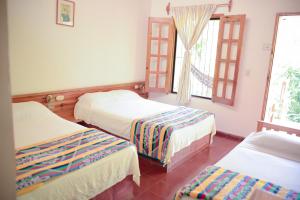 Gulta vai gultas numurā naktsmītnē Hotel and Restaurant Guancascos