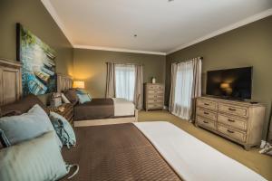 a bedroom with two beds and a flat screen tv at Magnolia Creek Lodge in Cottonwood