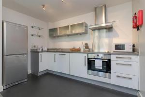 Η κουζίνα ή μικρή κουζίνα στο iSTAY APARTMENTS at VIZION - Fully Equipped Modern Serviced Apartments with Balconies, Superfast Broadband, Free Allocated Parking Space, 24h Security, Rooftop Gardens, Located in Central MK