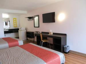 TV a/nebo společenská místnost v ubytování Motel 6-Schenectady, NY