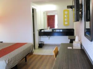 Postel nebo postele na pokoji v ubytování Motel 6-Schenectady, NY