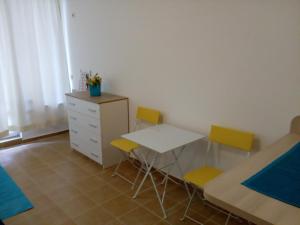 Habitación con mesa, sillas y cómoda. en Studio Zlatina, en Pomorie 3 fotos más