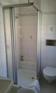 Phòng tắm tại Decker's Bio Hotel zum Lamm