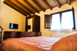 Un dormitorio con una cama grande y una ventana en La Tenuta del Campo di Sopra, en Patrica